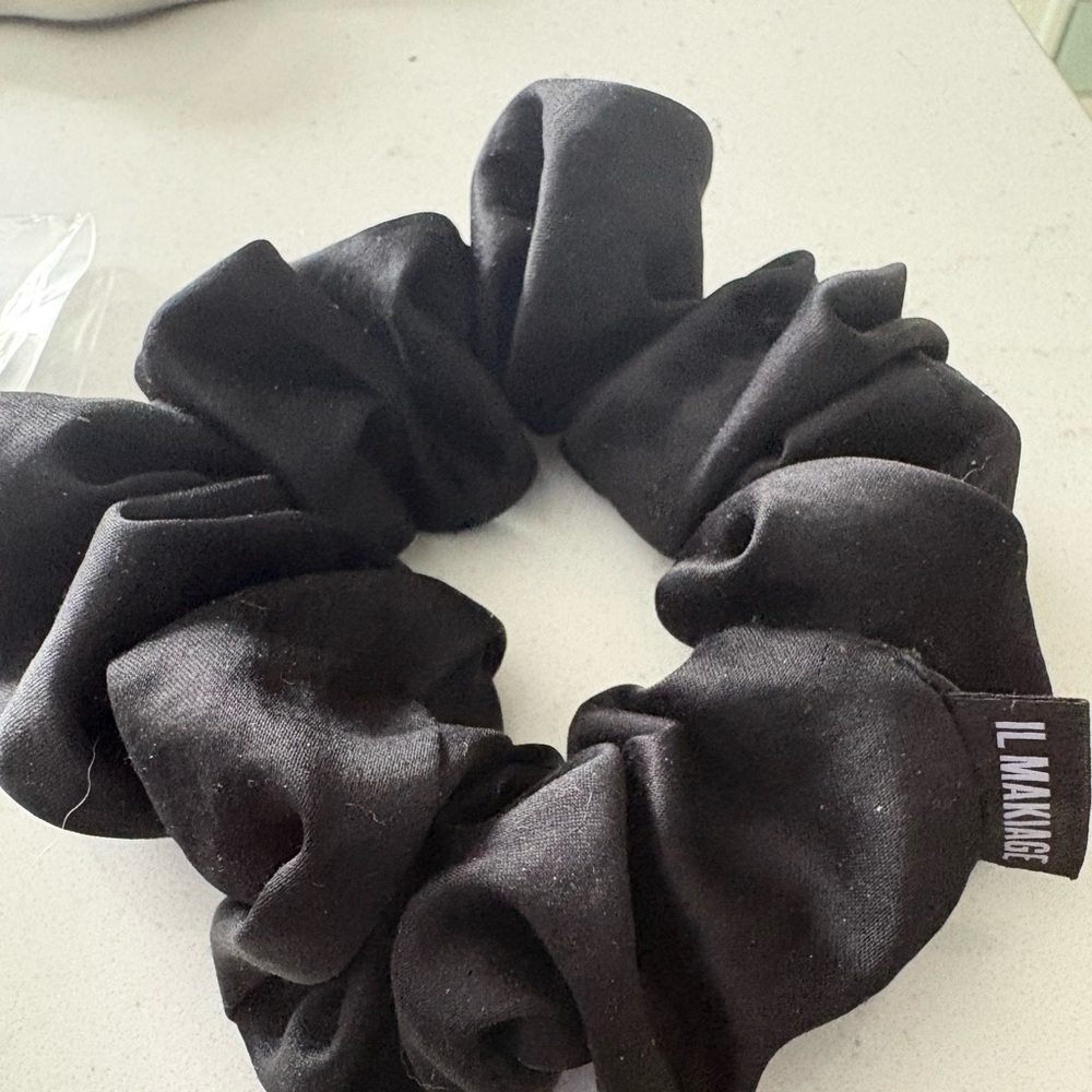 IL MAKIAGE Elegant Black Hair Scrunchie